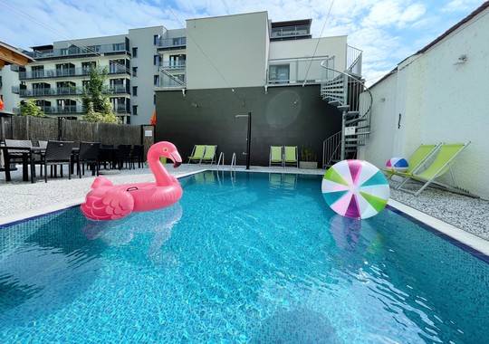 efi palace pool